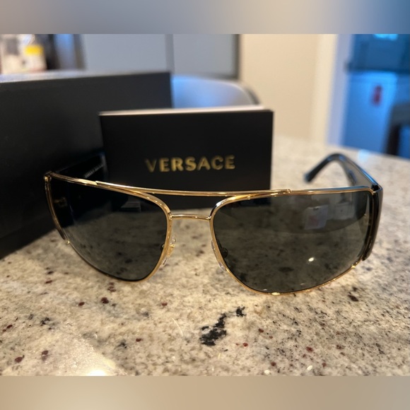 Versace Gold and Black NEW Sunglasses 🕶 Excellent condition. - Picture 4 of 5